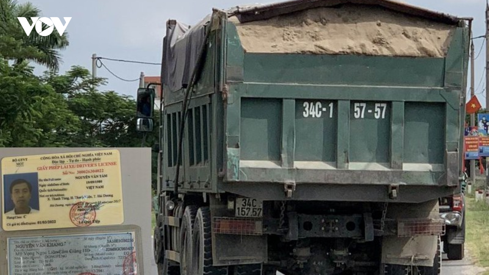Bị dừng xe kiểm tra, tài xế rút tuýp sắt hành hung thanh tra giao thông