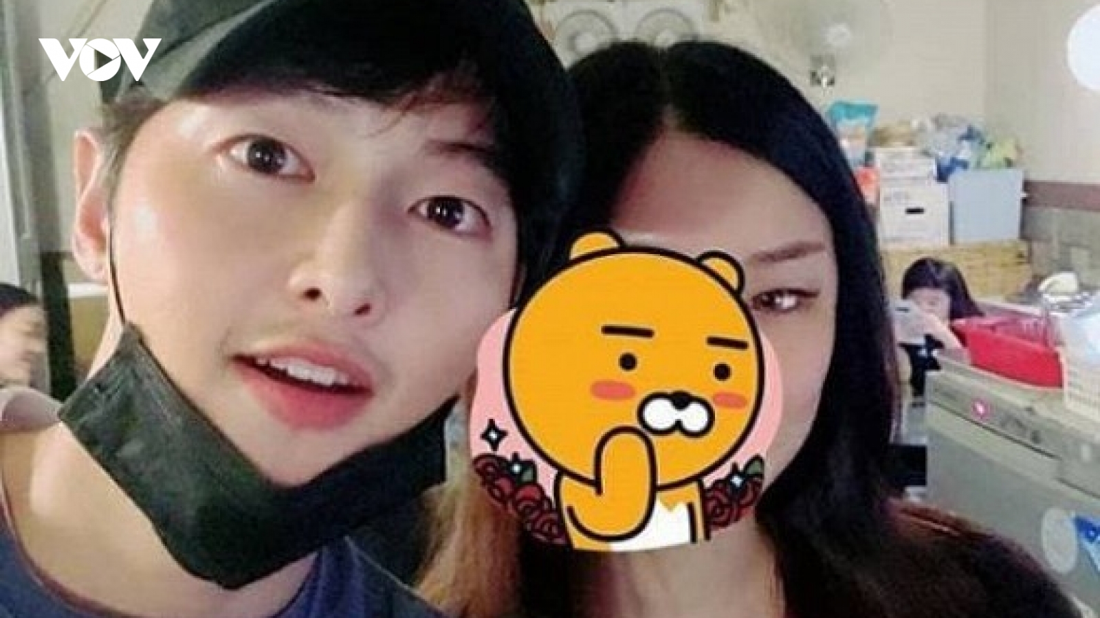 Song Joong Ki chụp ảnh gần gũi cô gái lạ mặt