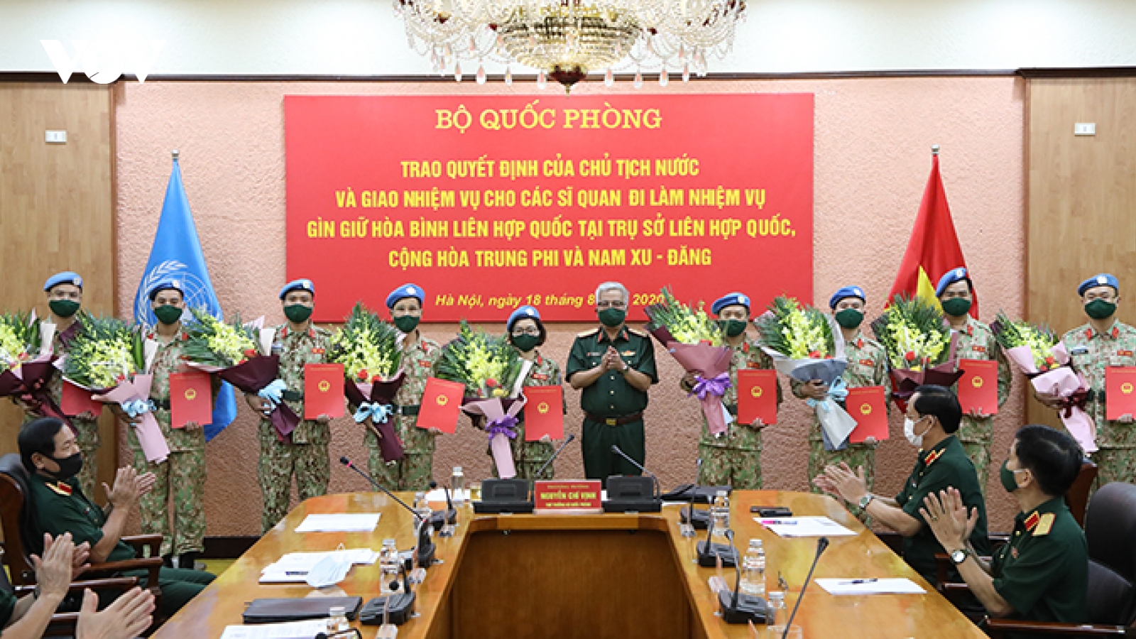 Trao quyết định cho 10 sĩ quan Việt Nam đi làm nhiệm vụ gìn giữ hòa bình