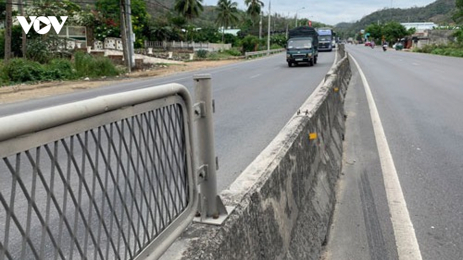 Hơn 1.500 tấm chống loá trên QL1A đoạn qua Bình Thuận bị… “bốc hơi”