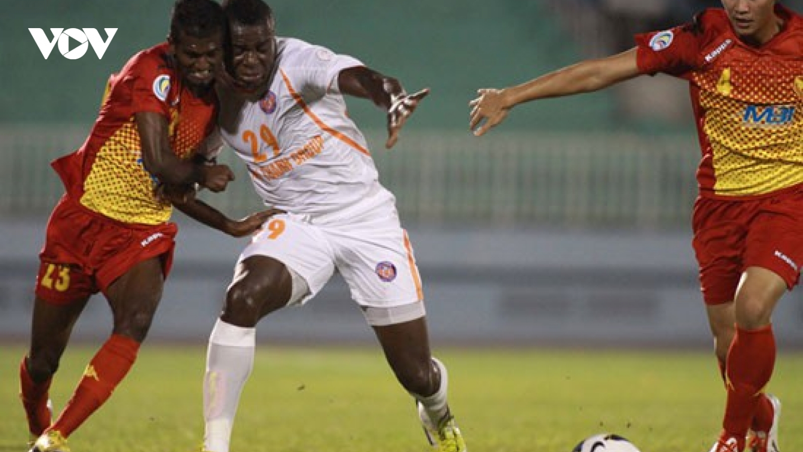 Ngày này năm xưa: V-League “hỗn loạn” vì có đội bỏ giải