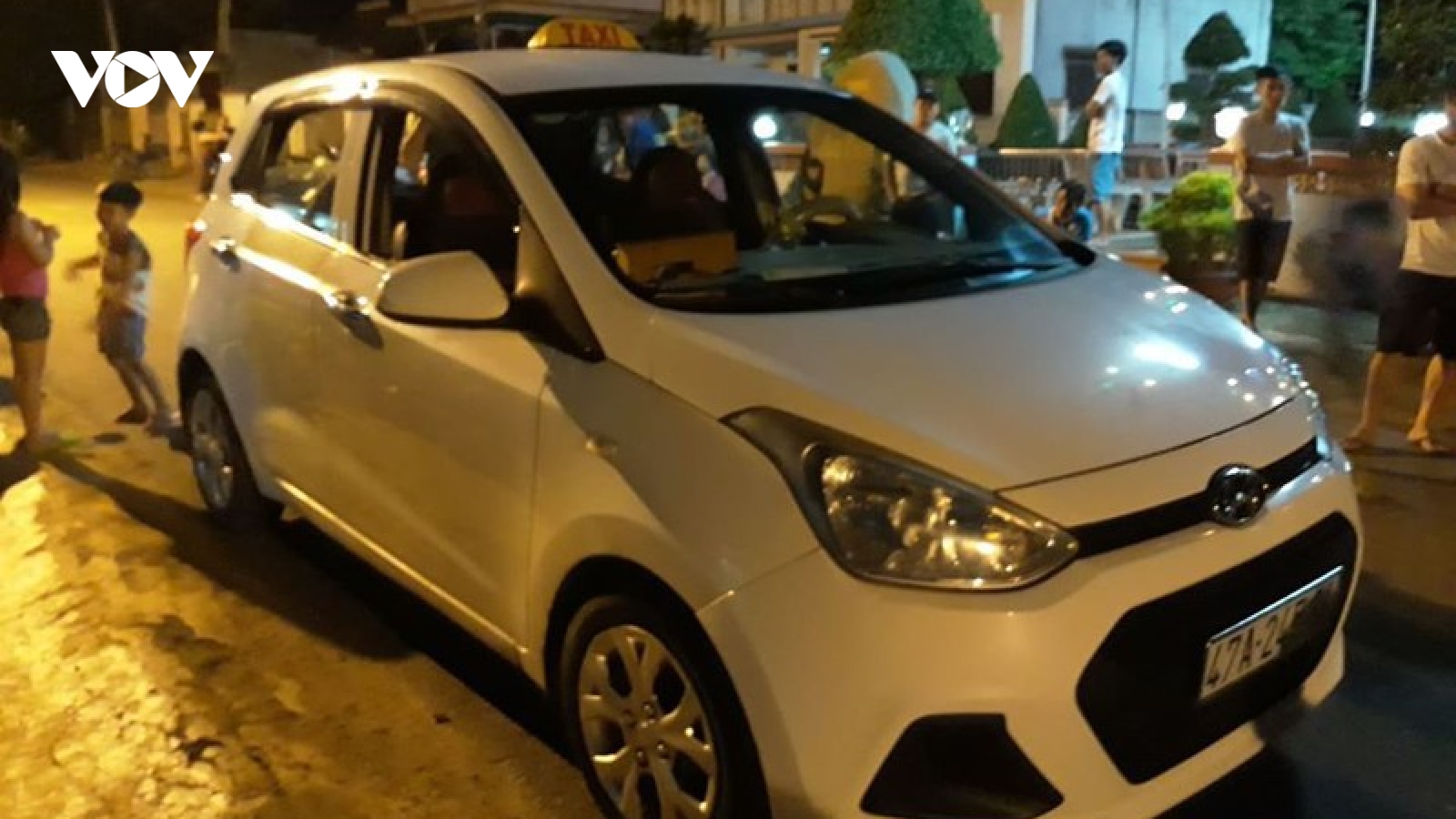 Mâu thuẫn vì chuyện chở lồng chim, tài xế taxi đâm khách trọng thương