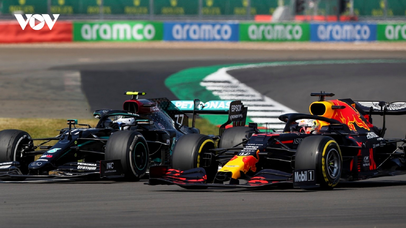 Red Bull soán ngôi Mercedes ngoạn mục tại chặng đua kỷ niệm 70 năm F1