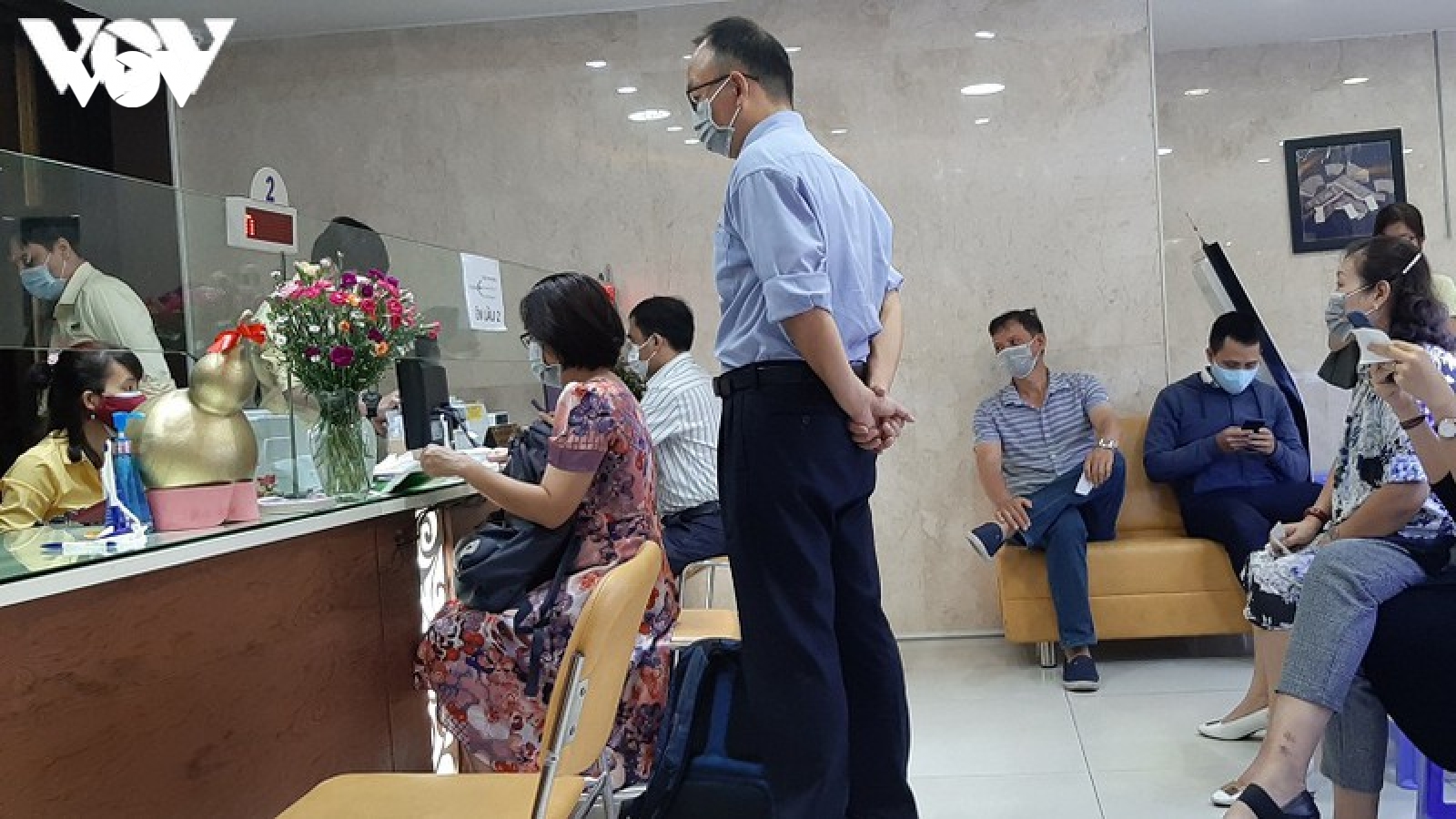 Giá vàng lao lốc, nhiều người tại TPHCM bán vàng với số lượng lớn