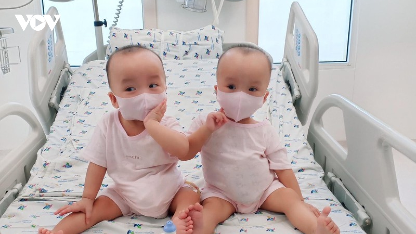 Hình ảnh ngộ nghĩnh của Trúc Nhi - Diệu Nhi khi bỏ nẹp chân, chơi chung giường