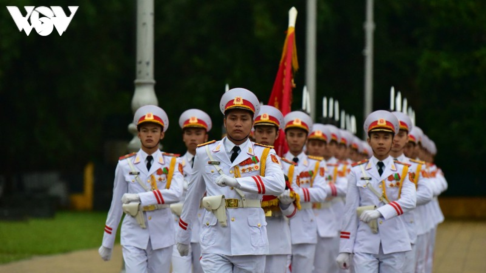 Ảnh: Nghi lễ treo cờ rủ Quốc tang nguyên Tổng Bí thư Lê Khả Phiêu tại Ba Đình