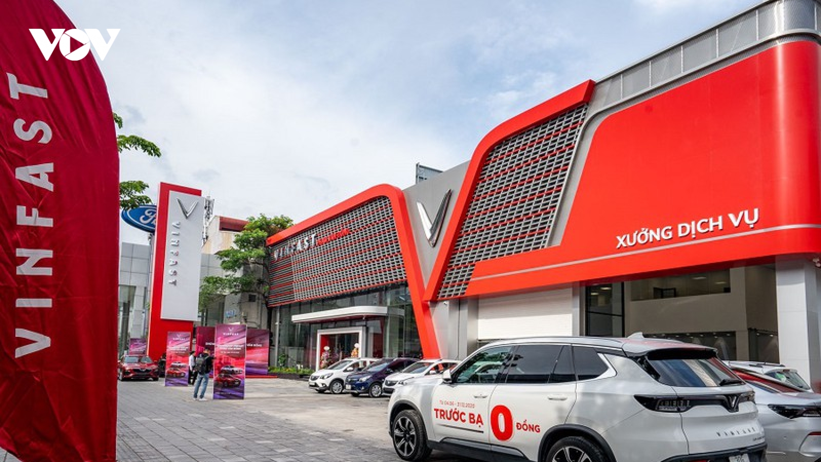 Khám phá showroom VinFast mới rộng 2.000m2 tại Hà Nội