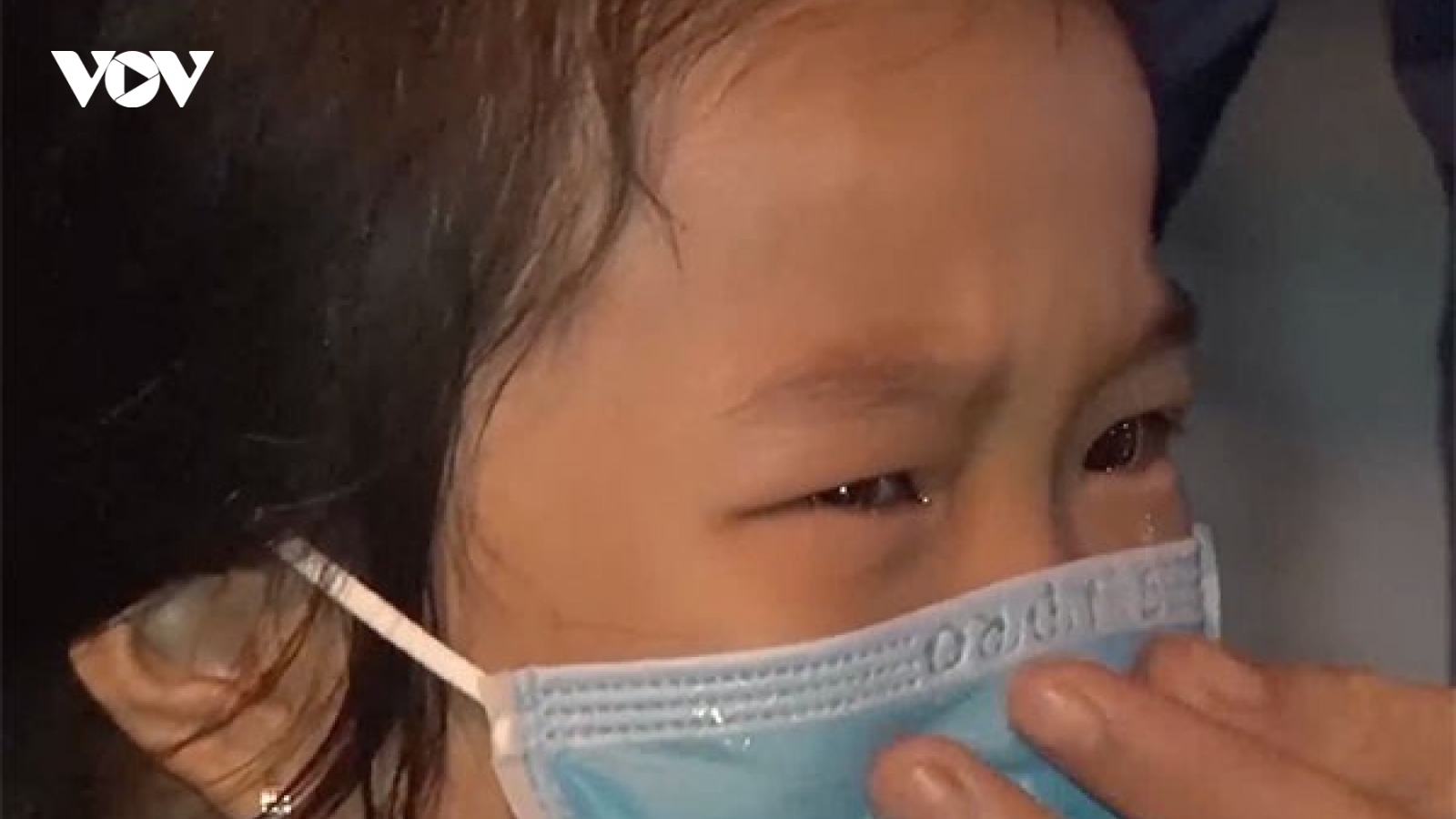Nữ Đại úy trực chốt chống Covid-19 ngậm ngùi nhìn con khóc nhớ mẹ