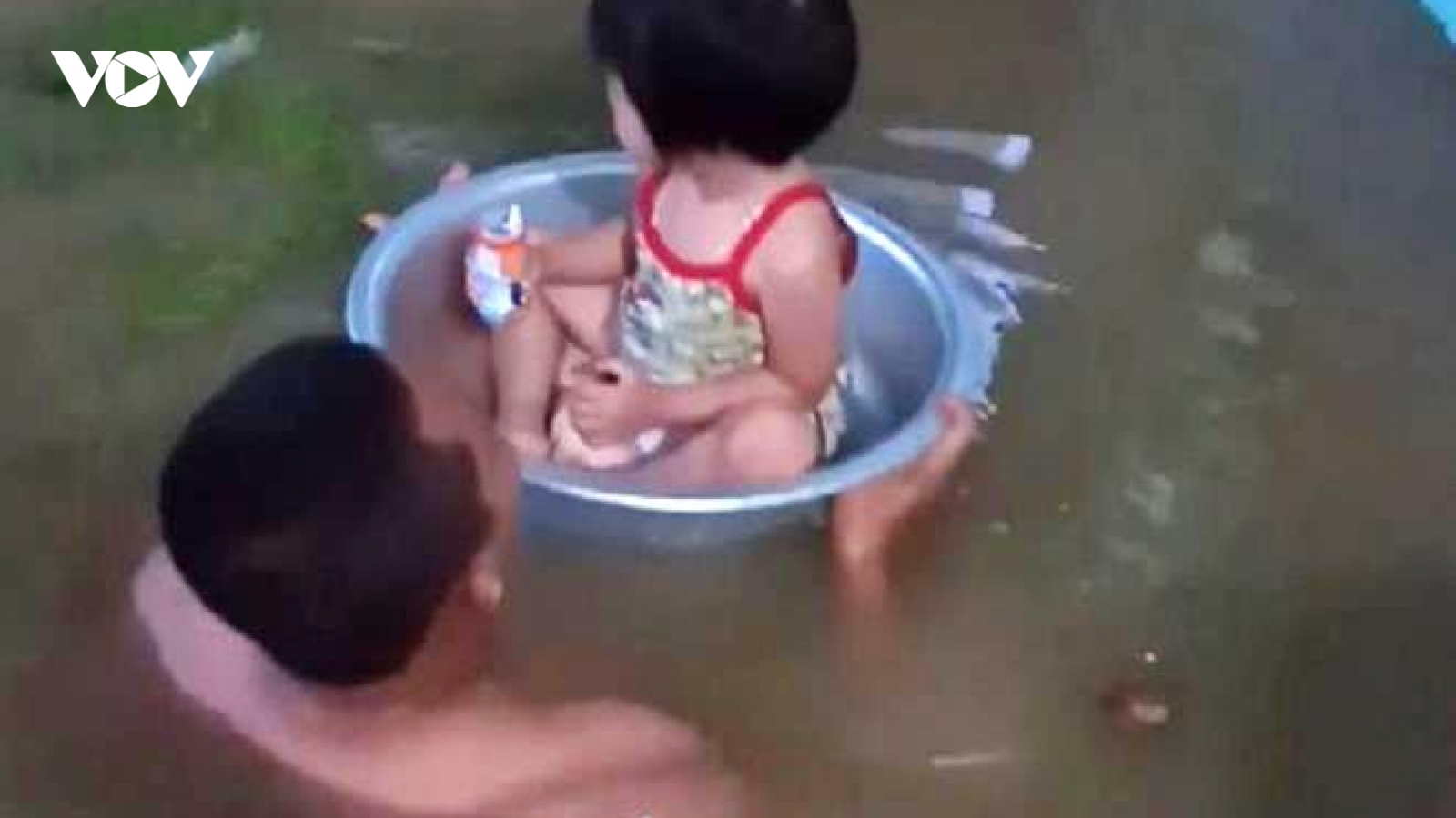 Ảnh: Quảng Ninh nước ngập mênh mông, bố cho con ngồi chậu đưa đi sơ tán