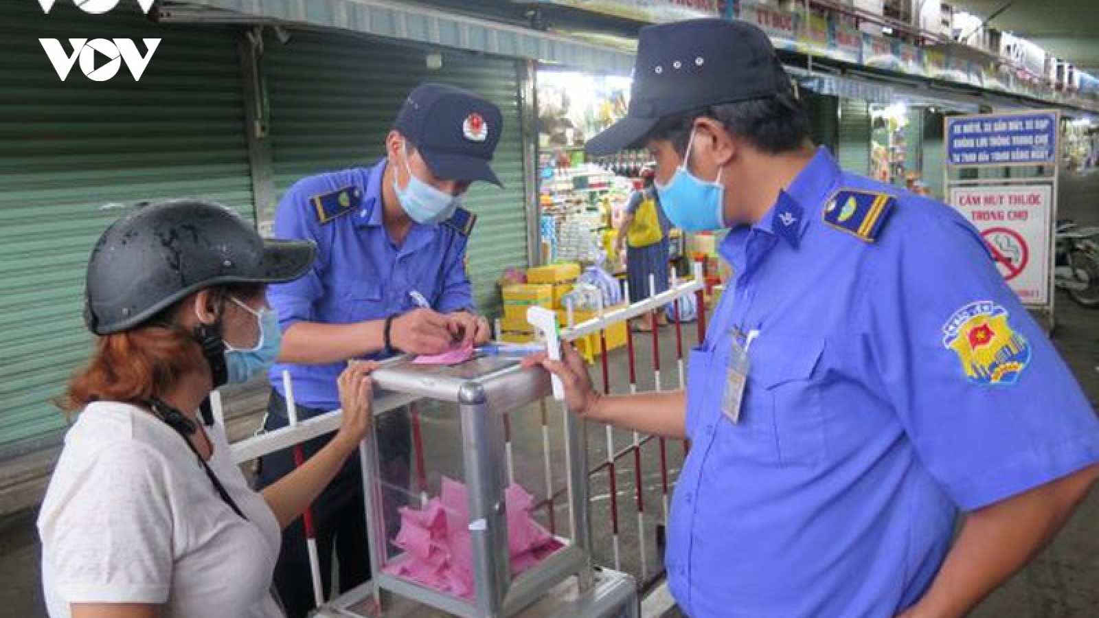 Đà Nẵng trong ngày đầu tiên người dân đi chợ dùng thẻ để ngừa Covid-19