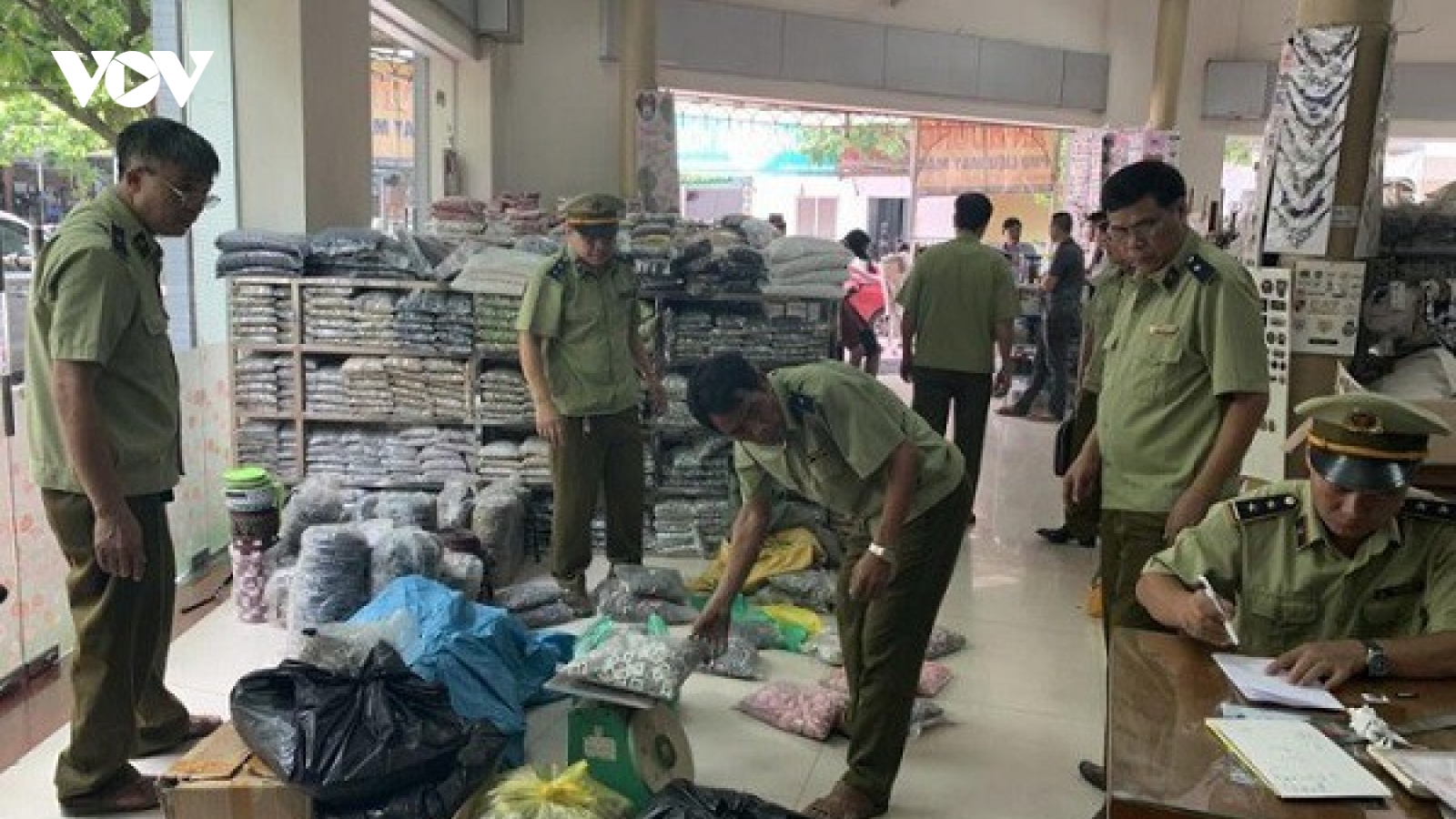 Hà Giang tiêu hủy gần 400 sản phẩm hàng nhái