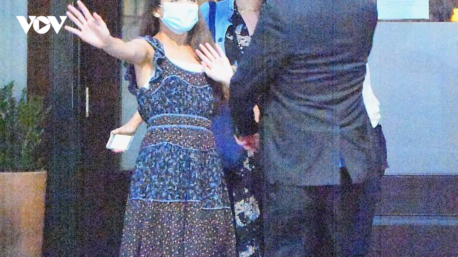 Con gái Tom Cruise ra dáng thiếu nữ xinh đẹp khi đi ăn tối cùng mẹ