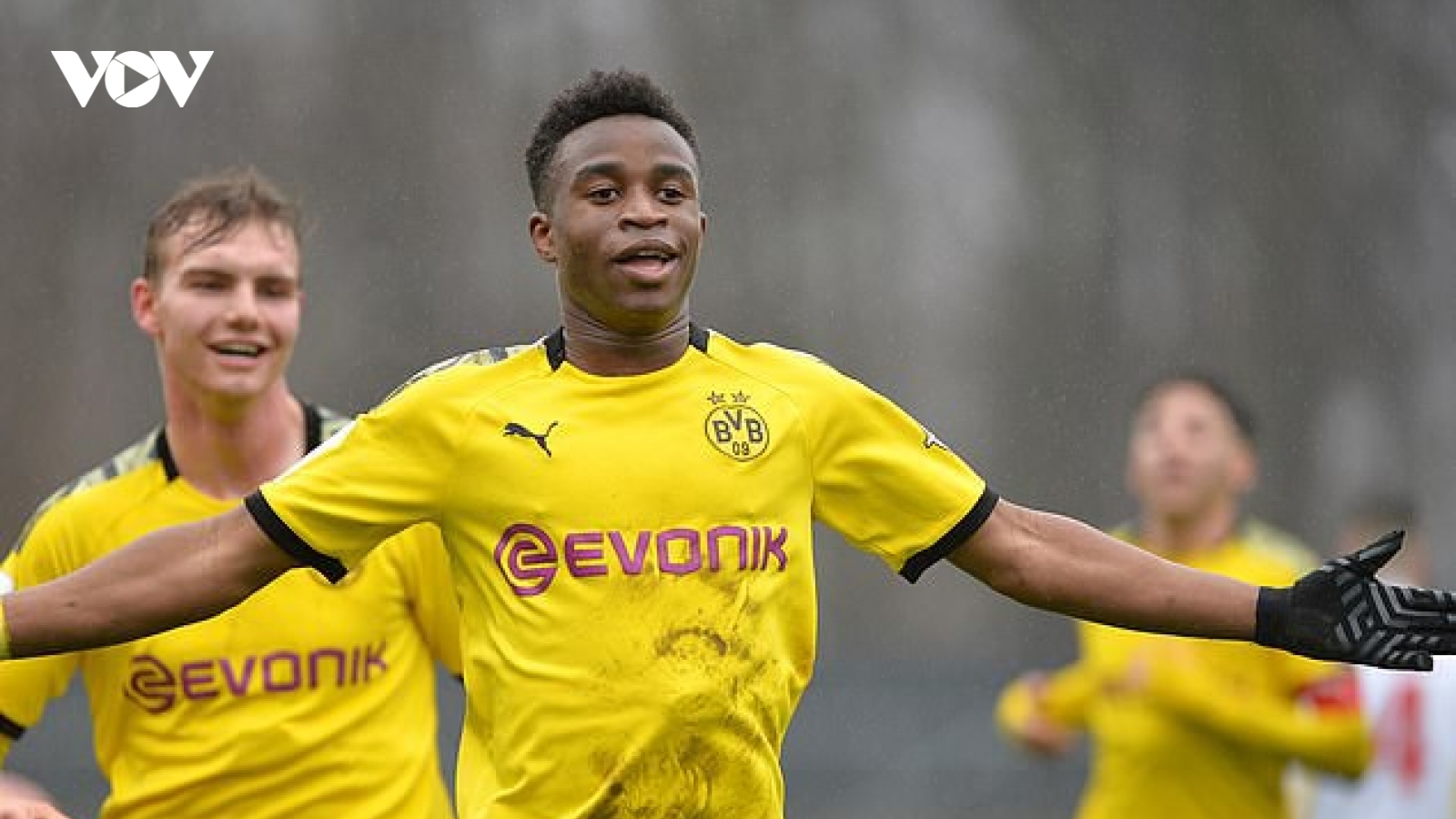 Erling Haaland ngả mũ thán phục “thần đồng” 15 tuổi của Dortmund