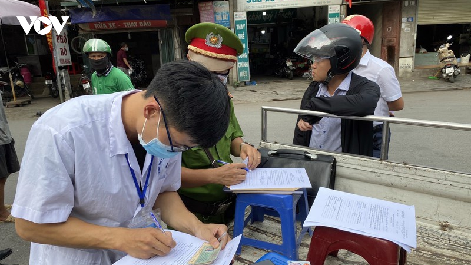 Hà Nội xử phạt hàng loạt trường hợp không đeo khẩu trang khi ra đường