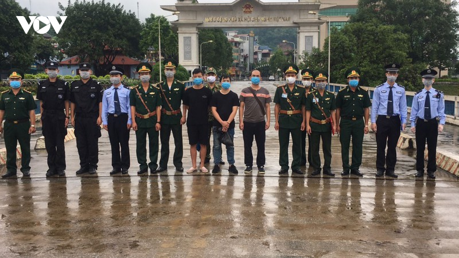 Trao trả 3 đối tượng Trung Quốc đi du lịch “chui” bị bỏ rơi