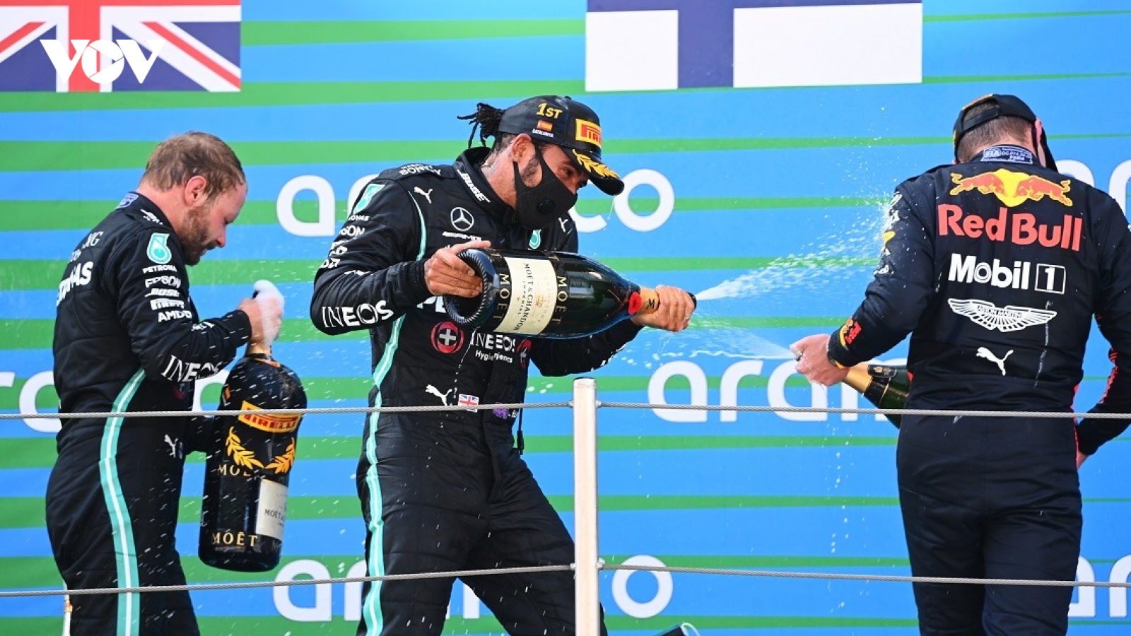 Chặng F1 Tây Ban Nha: Hamilton lập lại trật tự, "vượt mặt" huyền thoại Schumacher