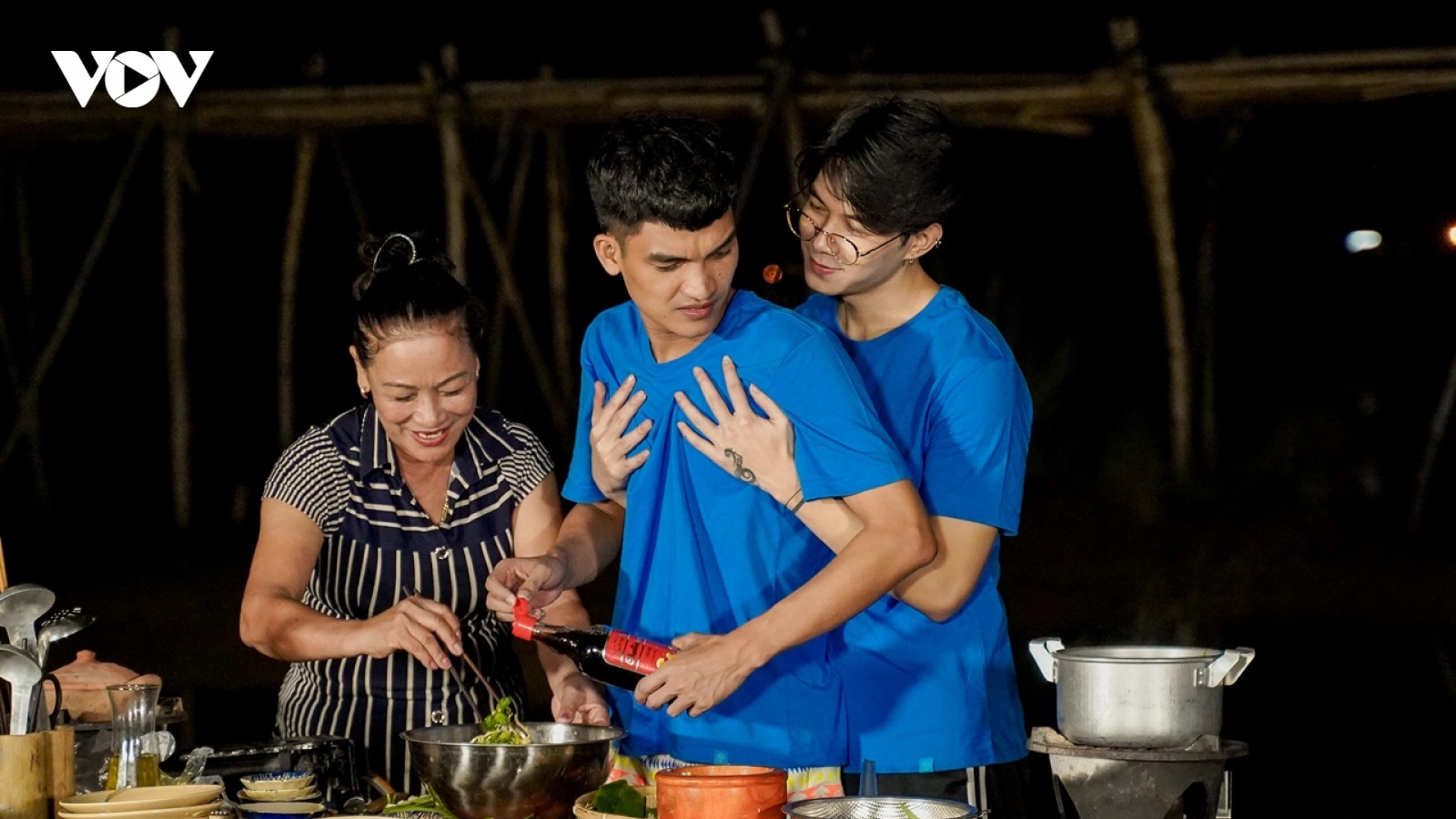 Mạc Văn Khoa liên tục “cà khịa” bạn thân Anh Tú trên sóng truyền hình