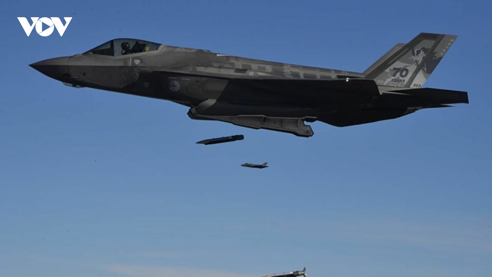 Video: Phi công F-35 thử nghiệm thả 16 quả bom lượn