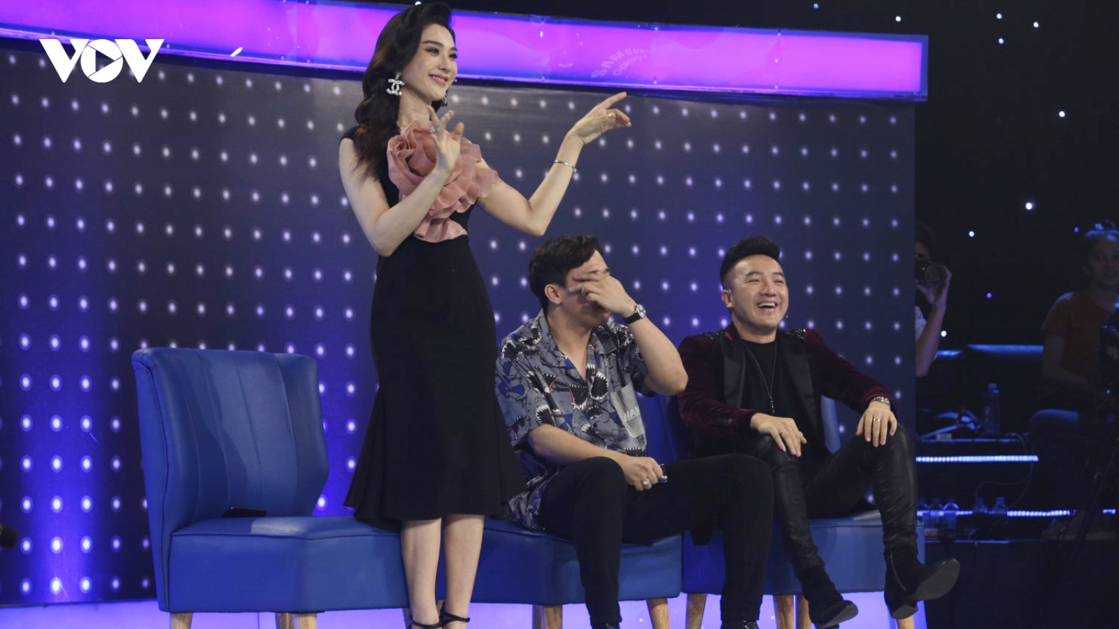Trấn Thành “lạy” Lâm Khánh Chi vì quá duyên tại “Giọng ải giọng ai“