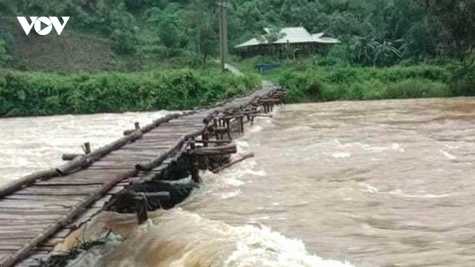 Cháu bé 2 tuổi mất tích nghi bị nước cuốn trôi ở Yên Bái