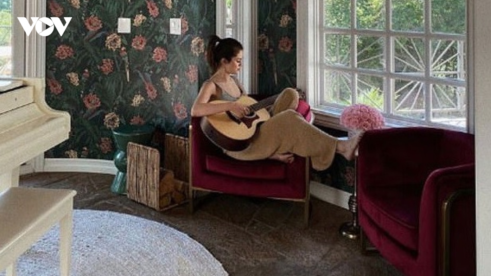 Selena Gomez xinh đẹp ngồi chơi đàn guitar trong căn biệt thự sang trọng