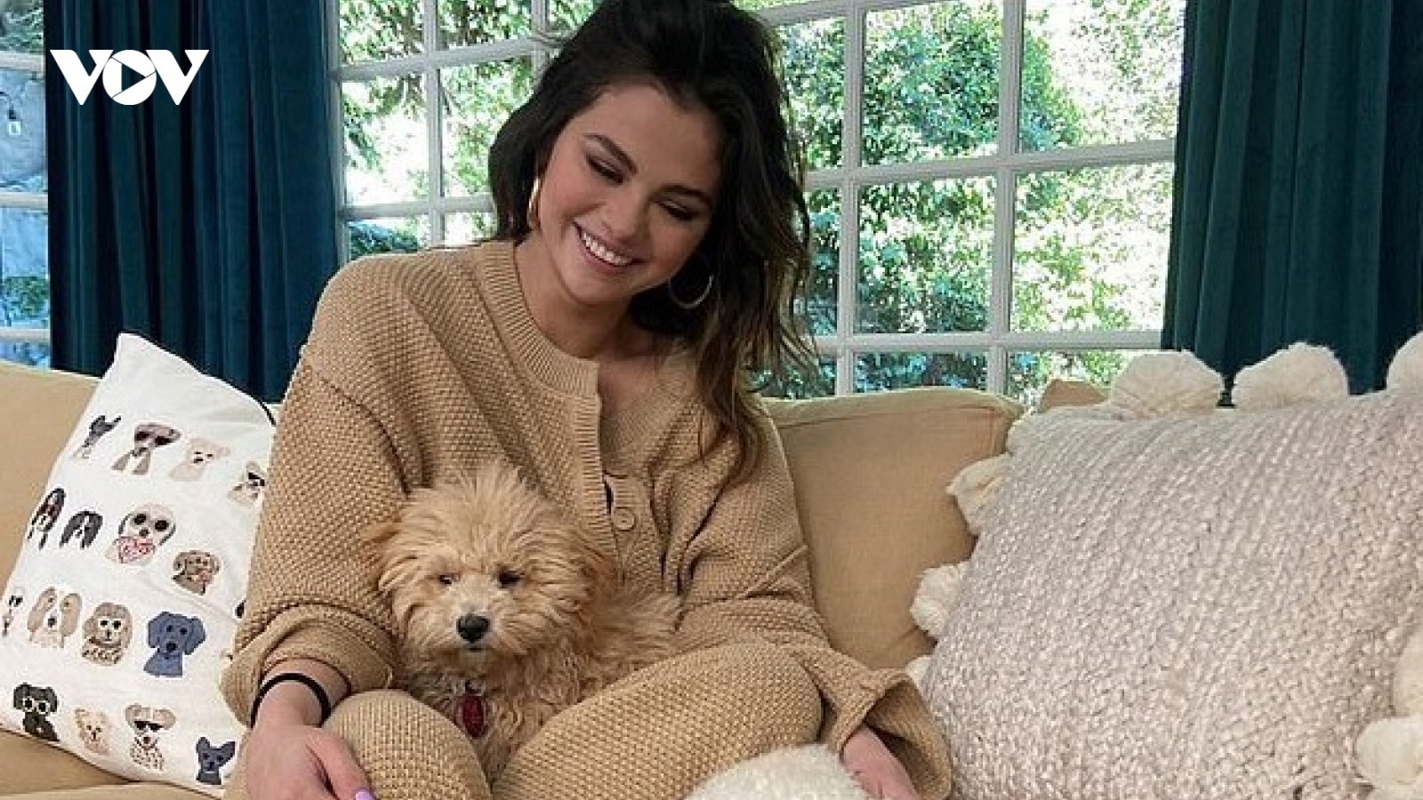Selena Gomez xinh đẹp chơi đùa cùng cún cưng trong biệt thự triệu đô
