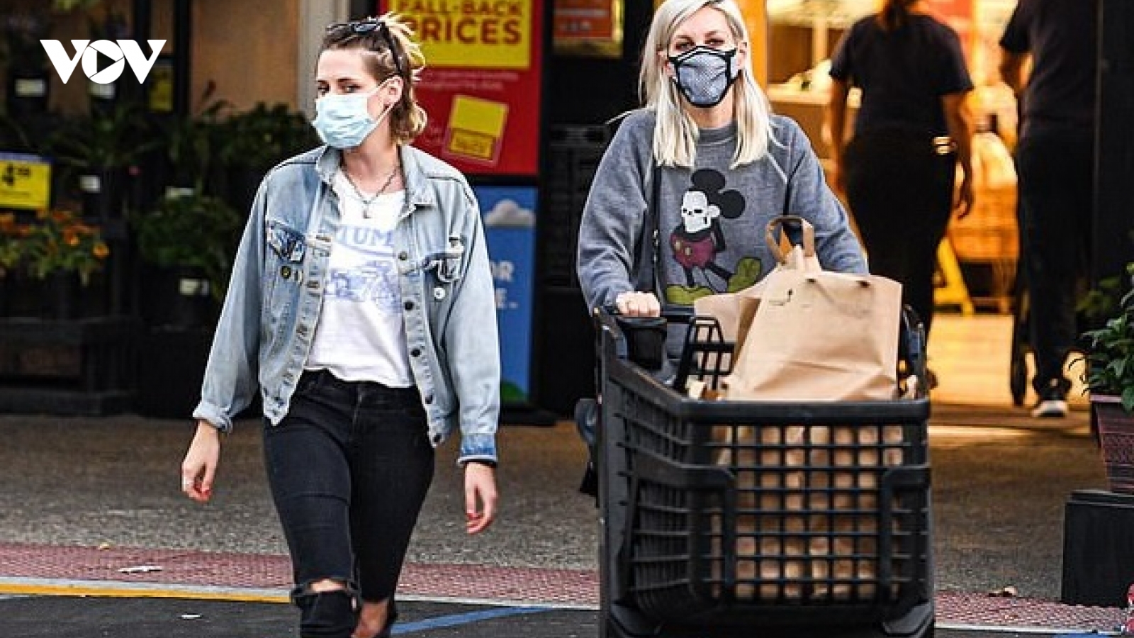 Kristen Stewart mặc đồ cá tính đi mua sắm cùng người yêu đồng giới