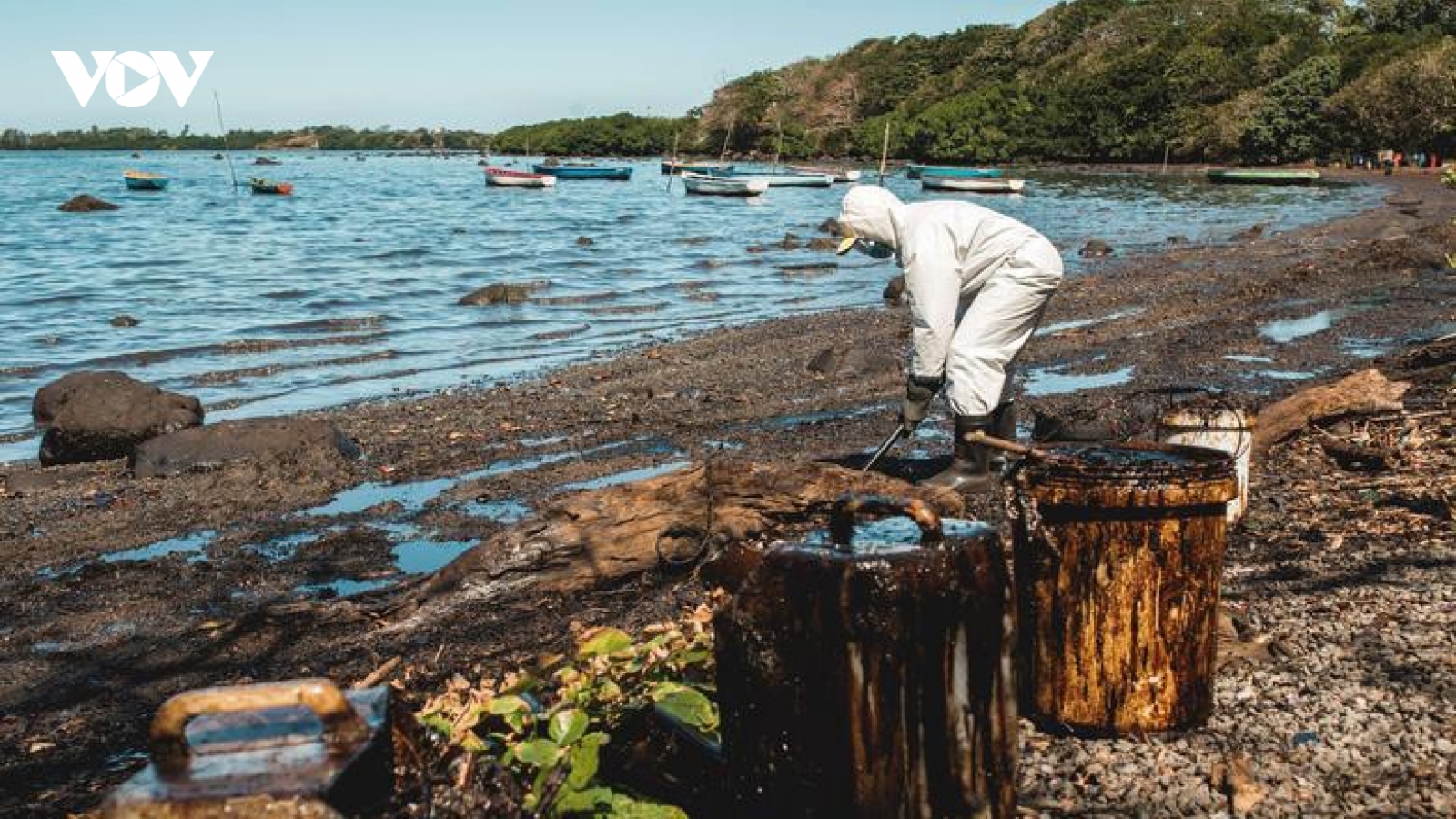 Hàng nghìn tấn dầu đổ ra biển, “thiên đường du lịch” Mauritius kêu cứu