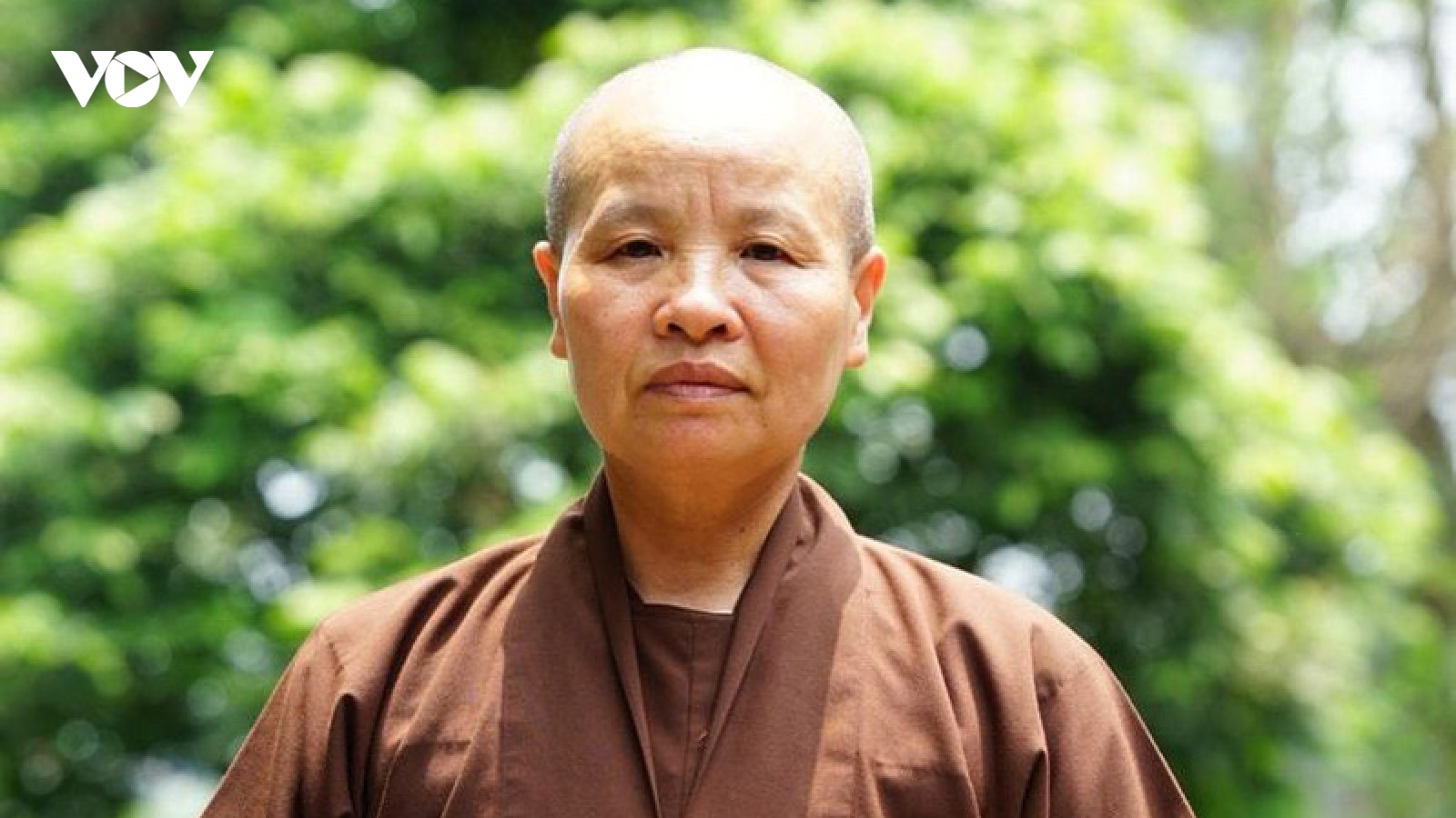 Ni sư giả điên, tìm cách đưa trẻ bụi đời về chùa cưu mang