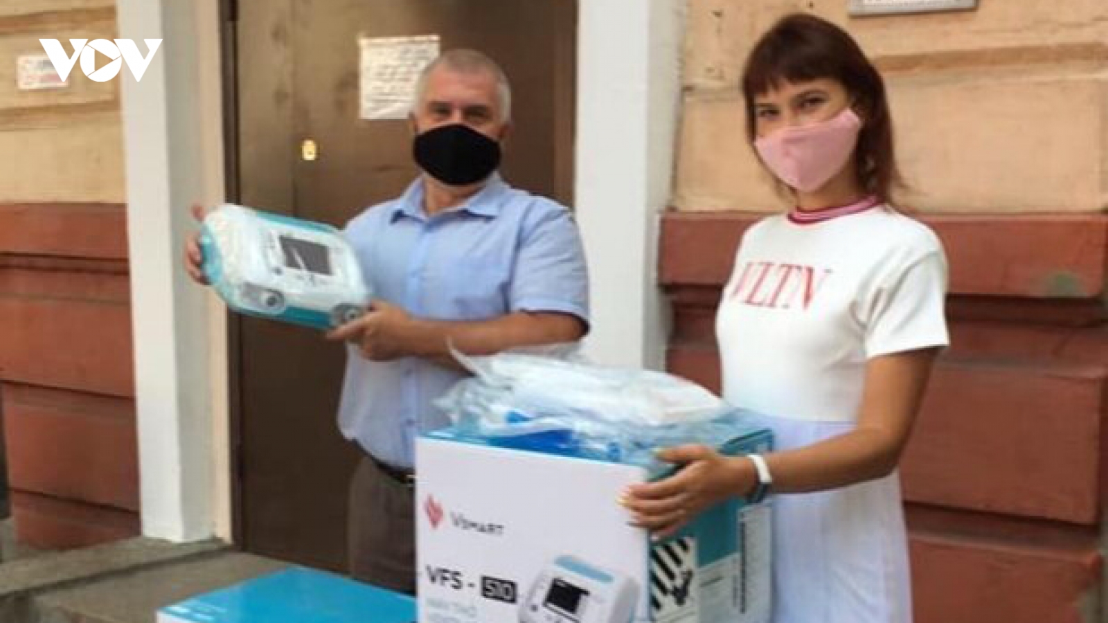 Ukraina trang bị máy thở của Vingroup cho các bệnh viện và xe cứu thương