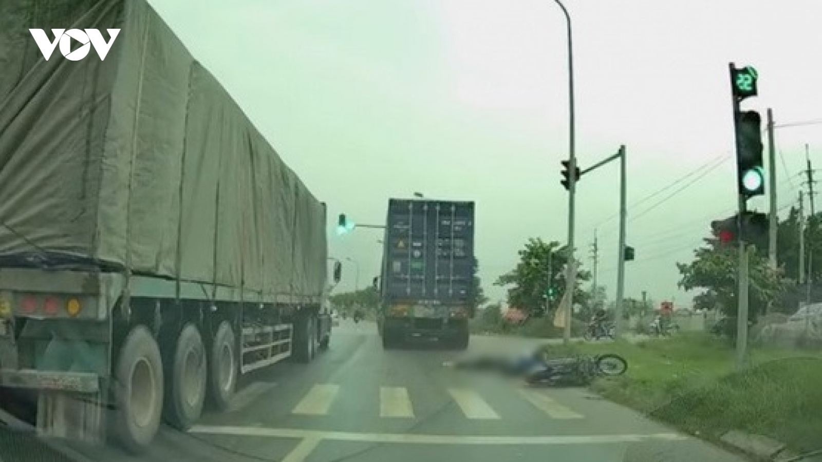 Công an truy tìm tài xế container đâm chết cô gái trẻ tại Hà Nội