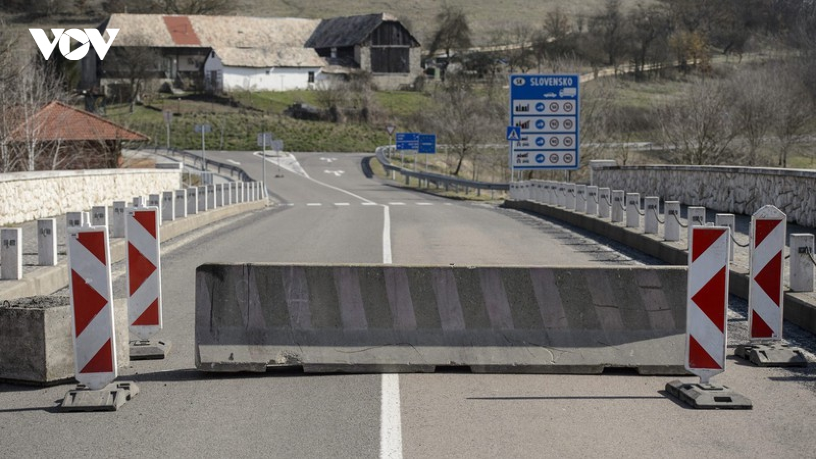 Hungary trở thành quốc gia đầu tiên ở châu Âu đóng cửa trở lại biên giới