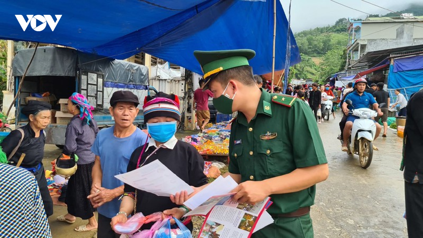 Lính biên phòng tuyên truyền phòng chống Covid-19 trên tuyến biên giới
