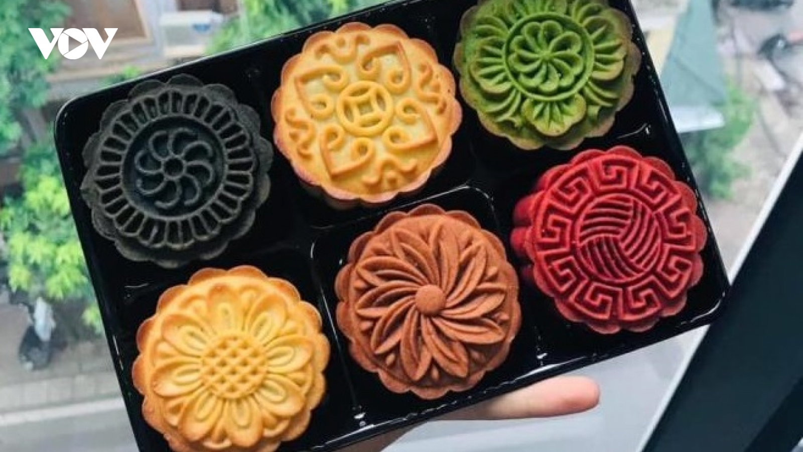 Chợ mạng rầm rộ rao bán bánh Trung thu độc lạ