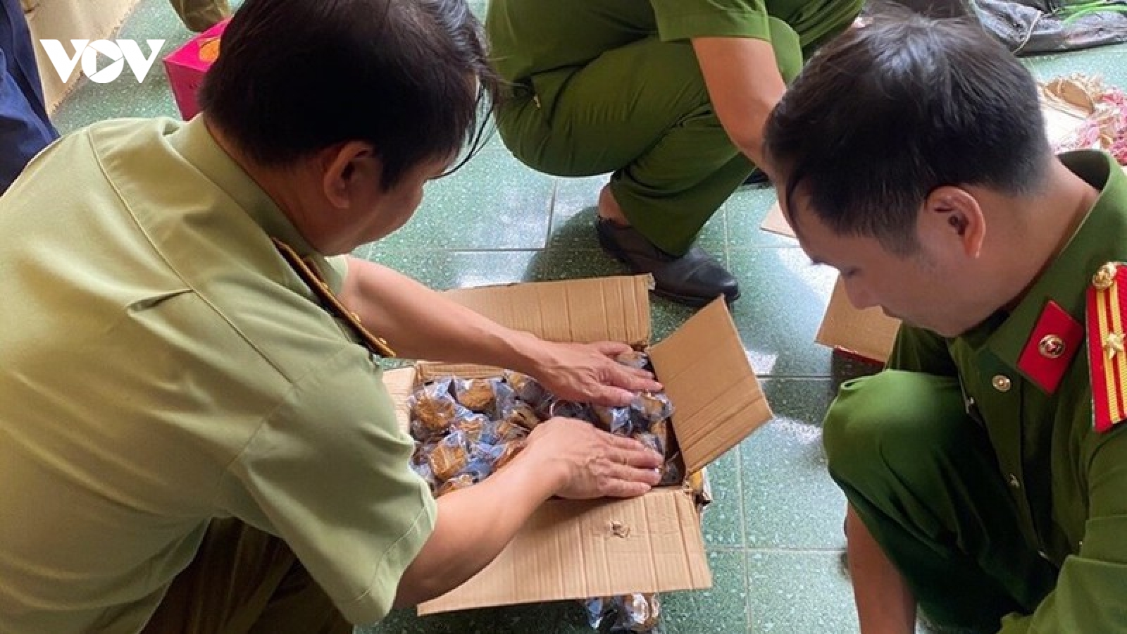 10 tấn bánh Trung thu, trà sữa pha sẵn nhập lậu bị bắt giữ tại Hà Nội