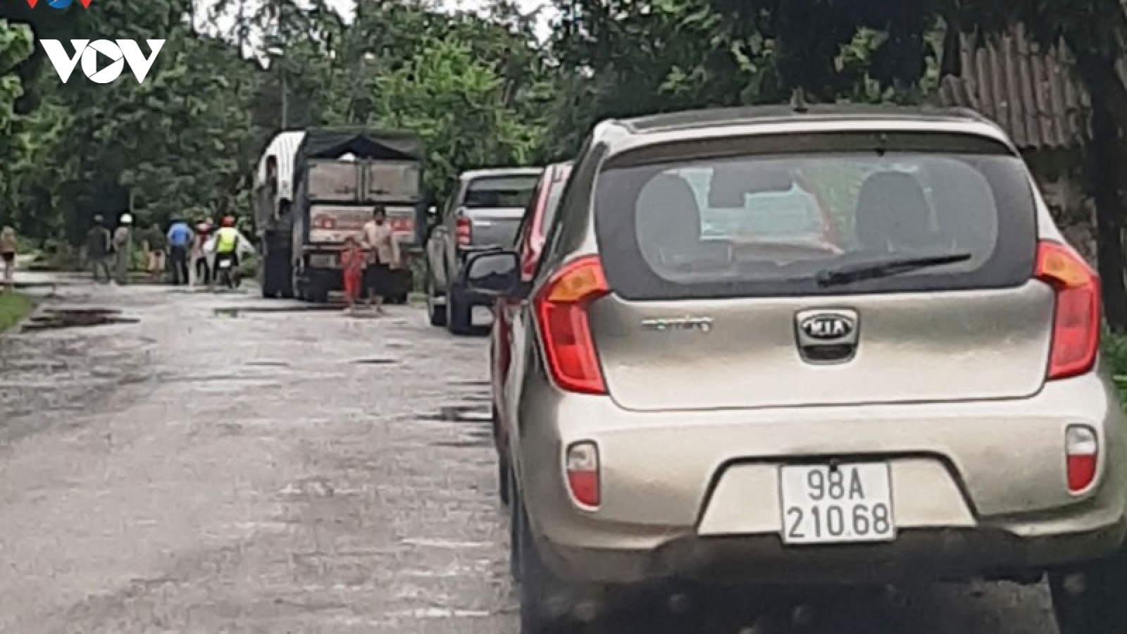 Mưa lớn, quốc lộ 37 tại Yên Bái ngập sâu khiến ách tắc giao thông nhiều giờ