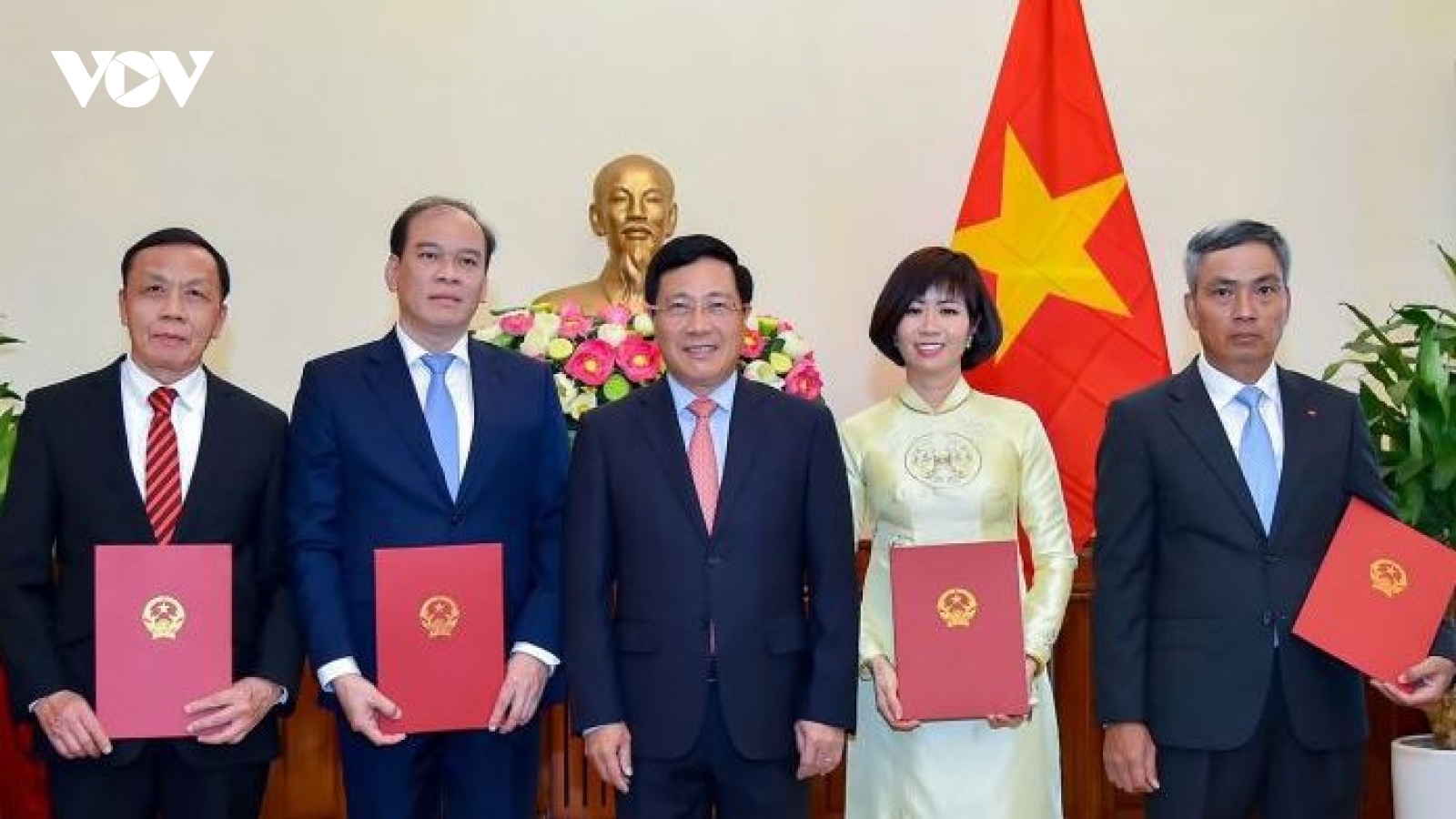 Phó Thủ tướng trao quyết định bổ nhiệm 4 tân Đại sứ, Tổng Lãnh sự