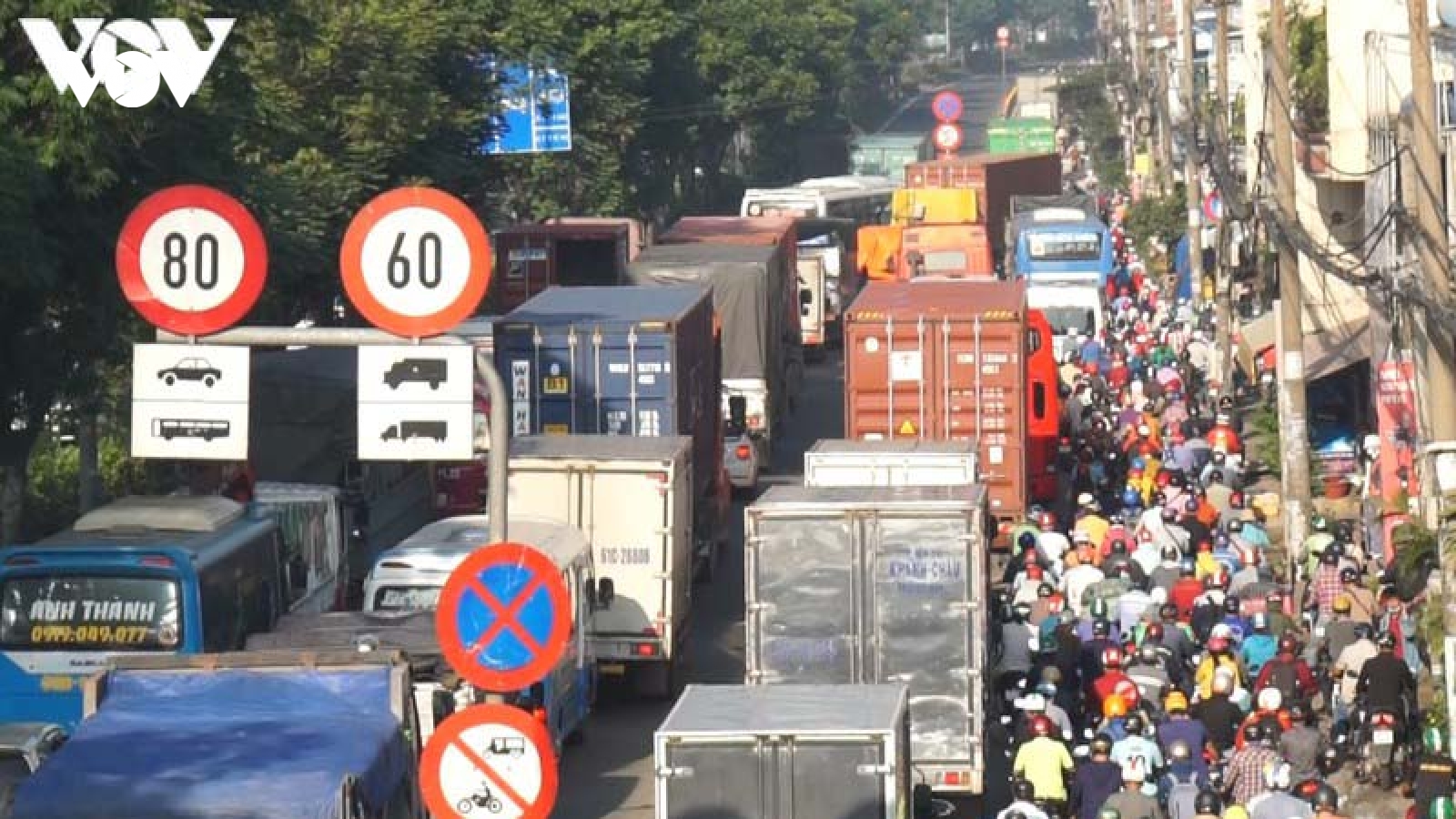 3 xe đâm nhau liên hoàn, Quốc lộ 1 TP.HCM ách tắc kéo dài