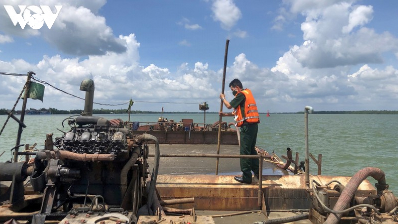 Bắt 2 sà lan cát tặc, tạm giữ hơn 1000m3 cát