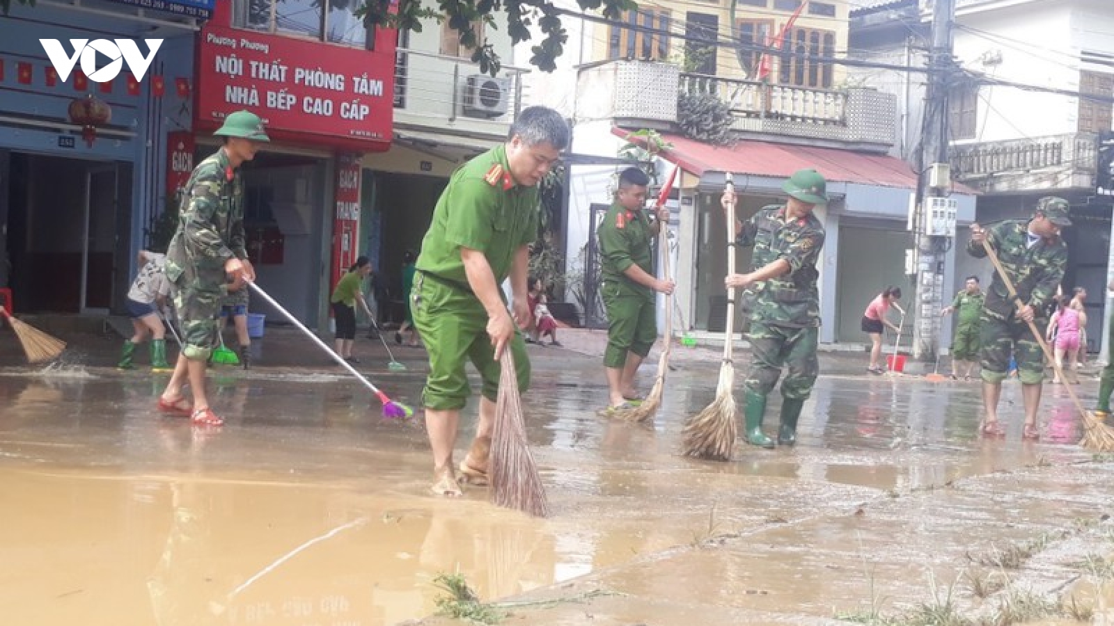 Nước rút, người dân TP Yên Bái dọn dẹp đường phố, nhà cửa
