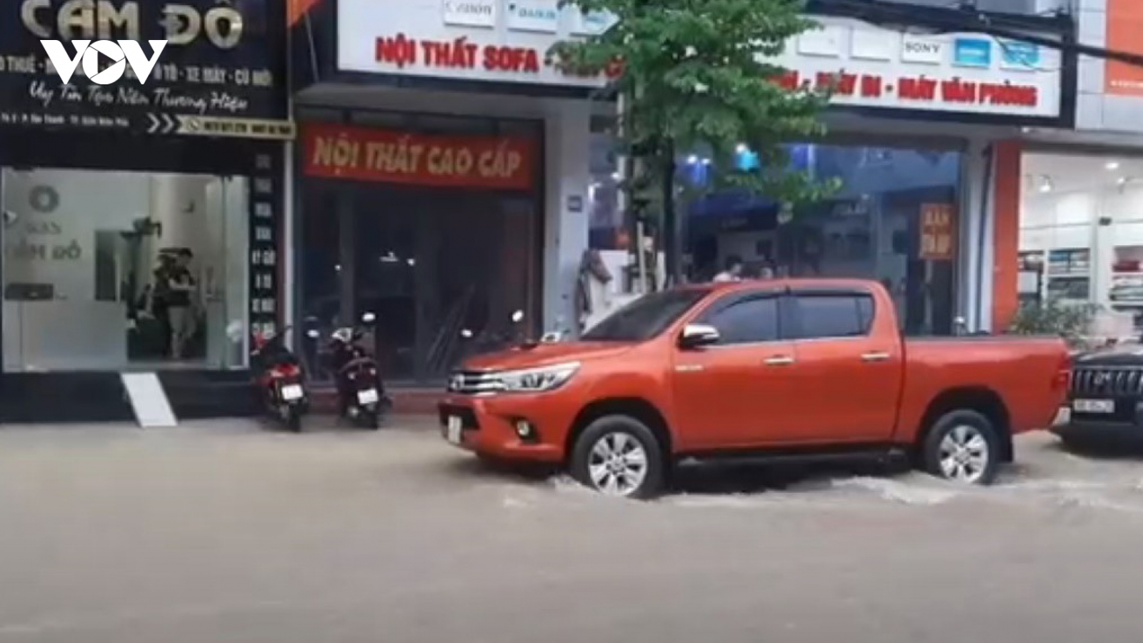 Mưa lớn, nhiều tuyến phố ở thành phố Điện Biên Phủ lại ngập nặng