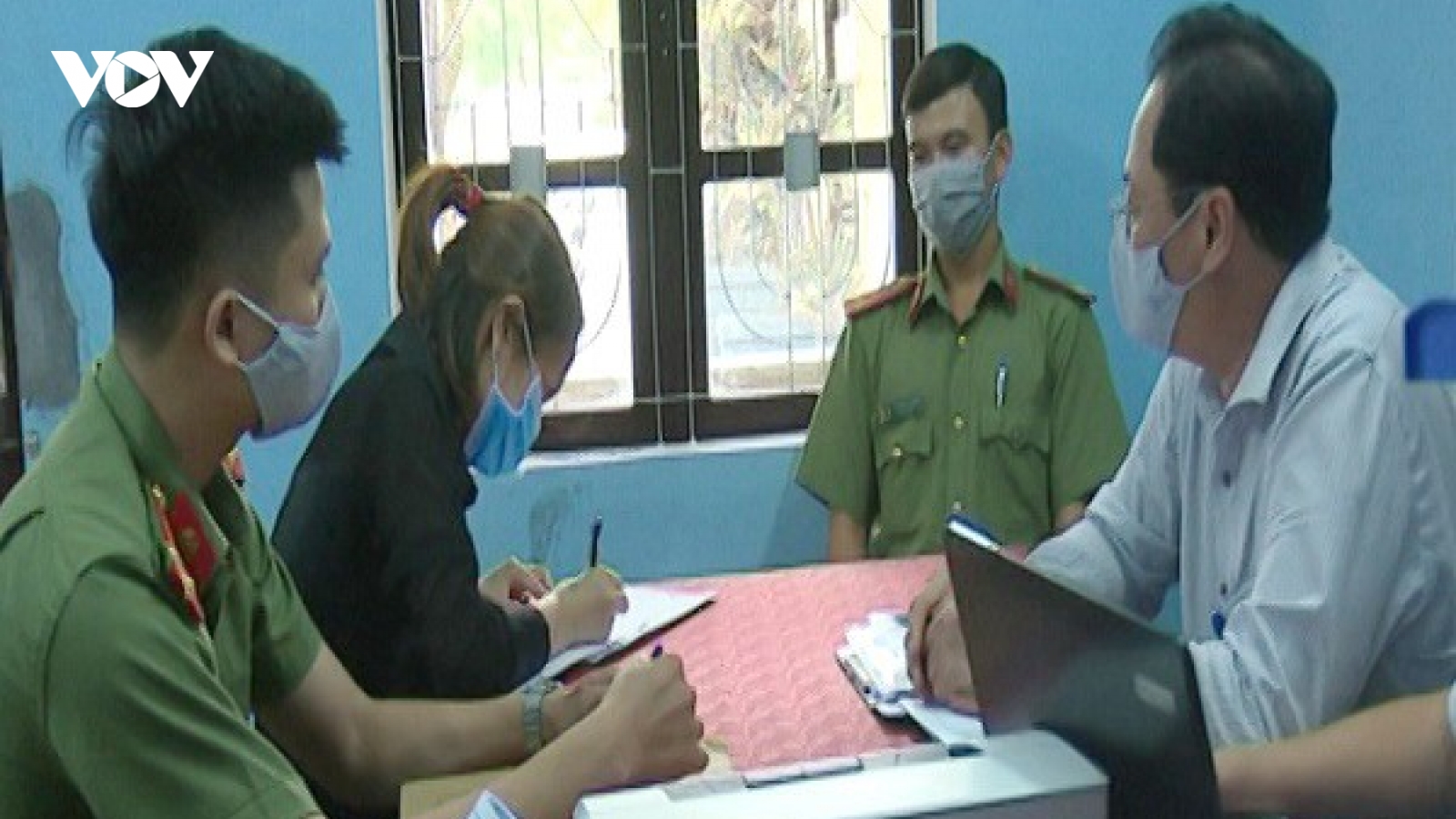 Tung tin sai về Covid-19, cô gái tại Huế bị phạt 5 triệu đồng