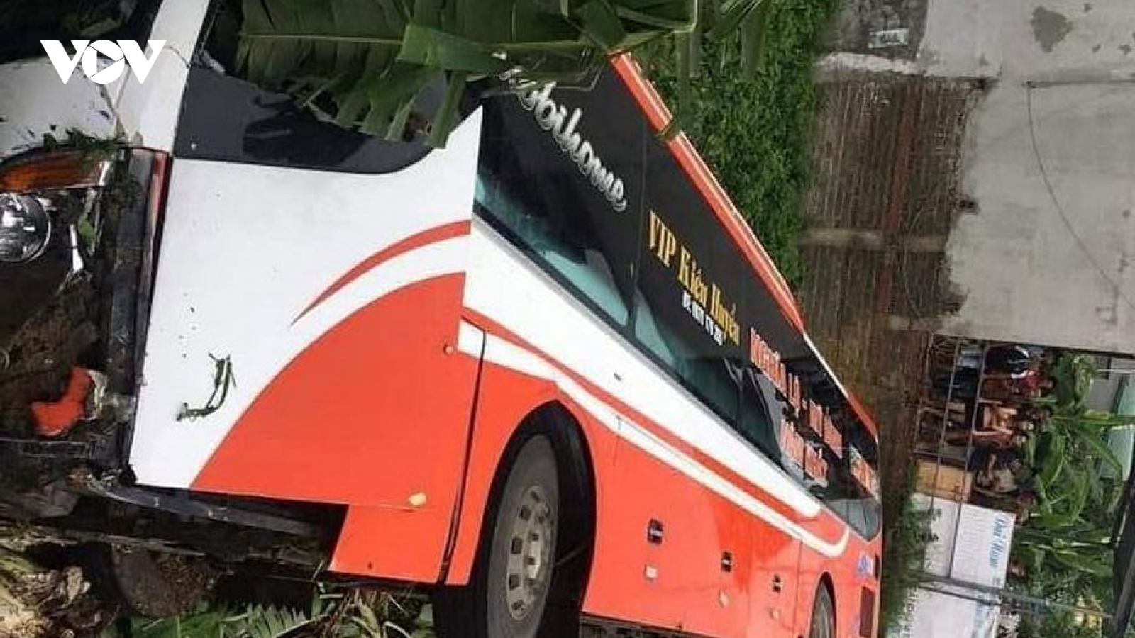 Xe ô tô giường nằm bị lật ở Phú Thọ