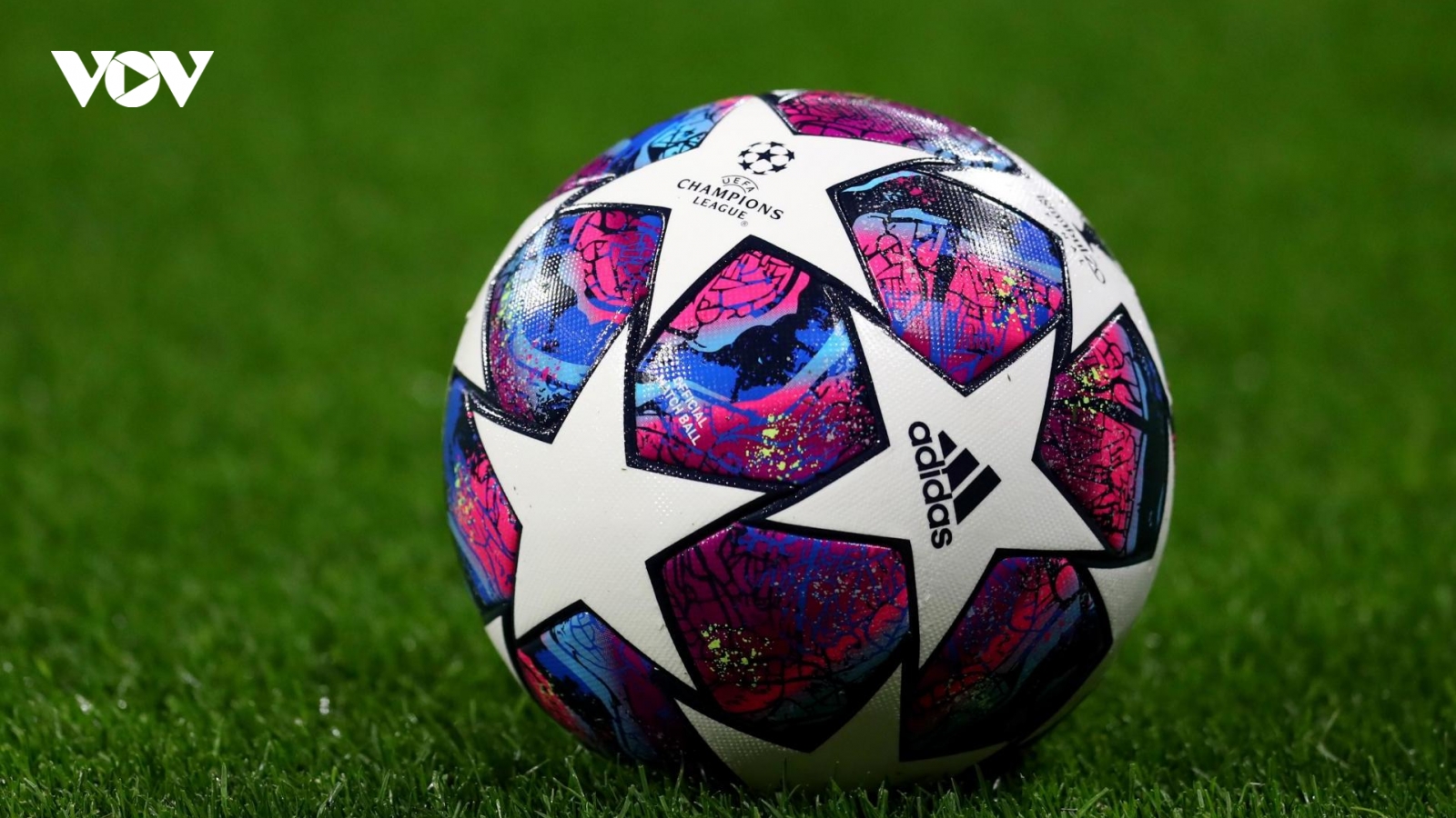 Champions League trở lại, cầu thủ mặc áo tri ân bác sĩ chống Covid-19