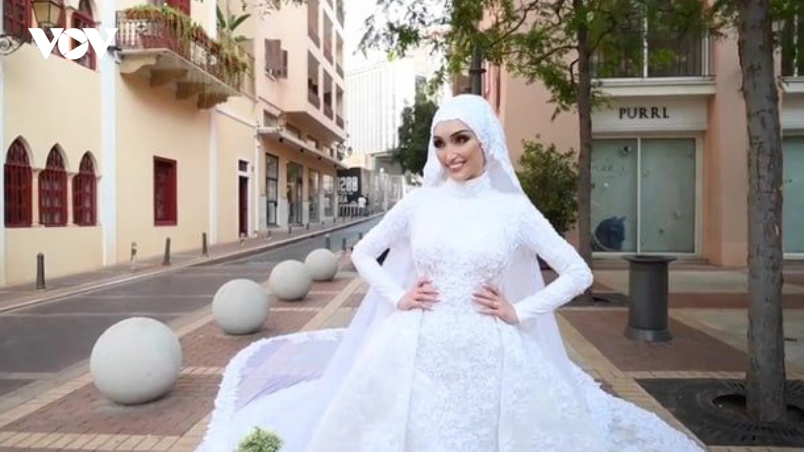 Vụ nổ ở Lebanon: Cô dâu suýt bị hất văng khi chụp ảnh cưới