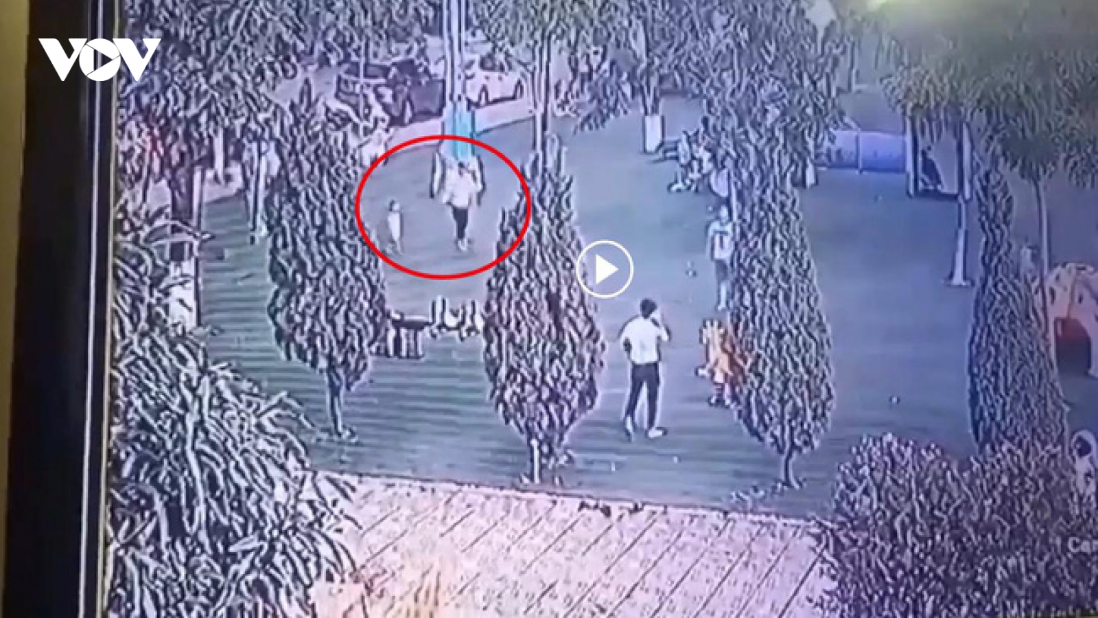 Vụ bé 2 tuổi mất tích tại Bắc Ninh: Có một phụ nữ khoảng 50 tuổi vẫy tay gọi bé