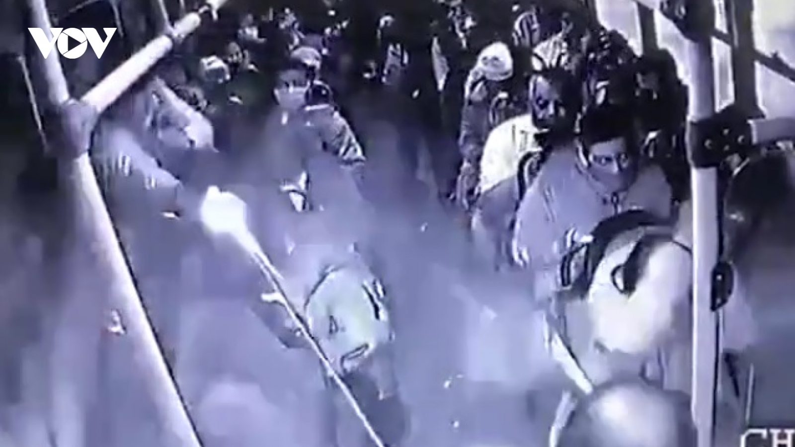 Video: Đấu súng kinh hoàng giữa cảnh sát và cướp trên xe bus Mexico