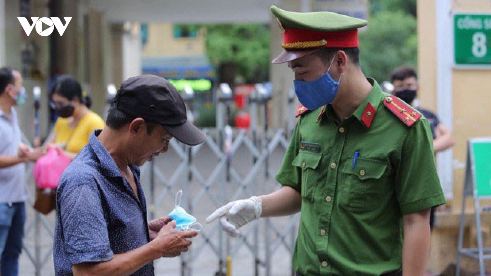 Hà Nội xử phạt hàng trăm trường hợp không đeo khẩu trang khi ra đường
