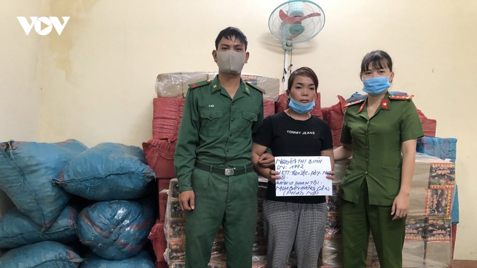 Bắt giữ đối tượng tàng trữ hơn 1 tấn pháo trong hầm nhà 