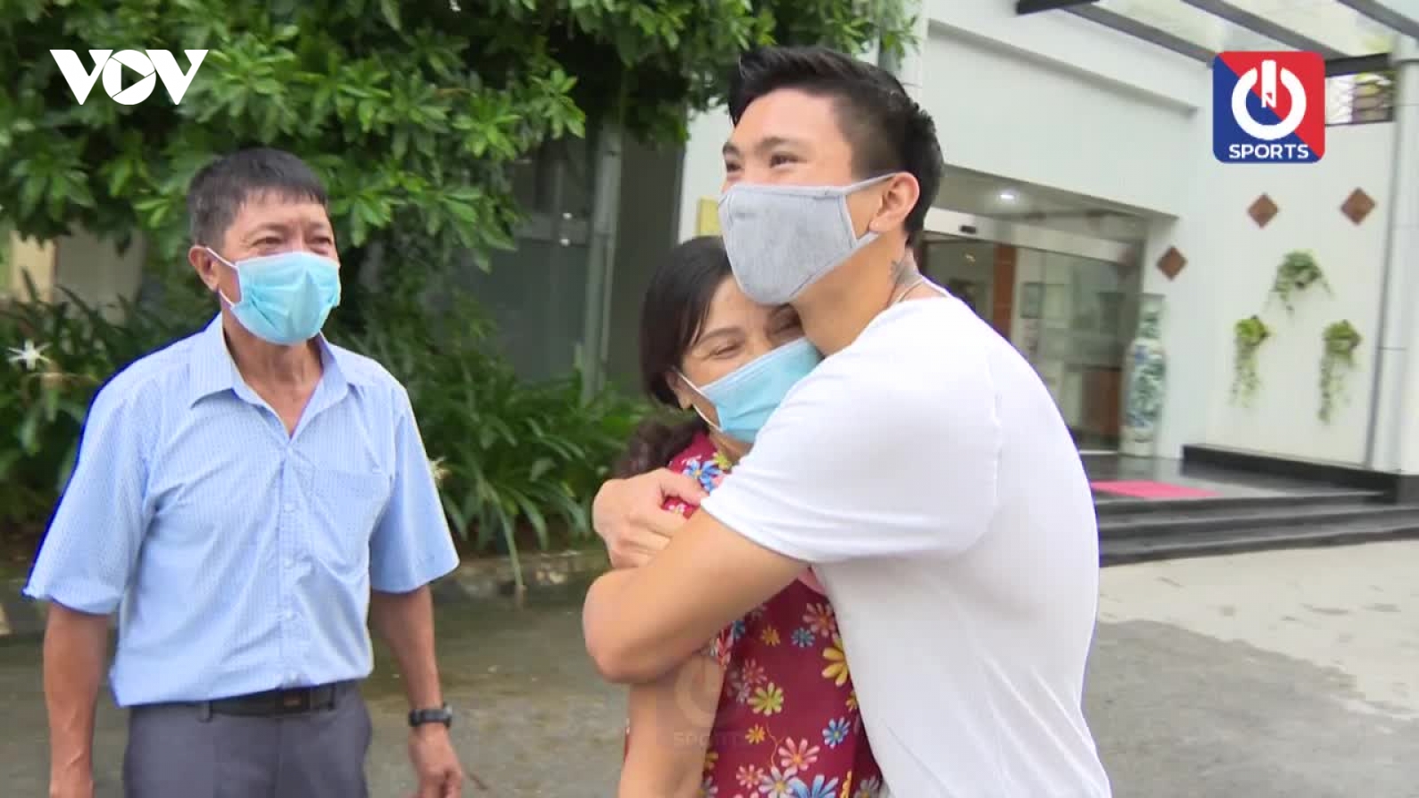 Xúc động khoảnh khắc Văn Hậu gặp lại gia đình sau hơn một năm xa cách